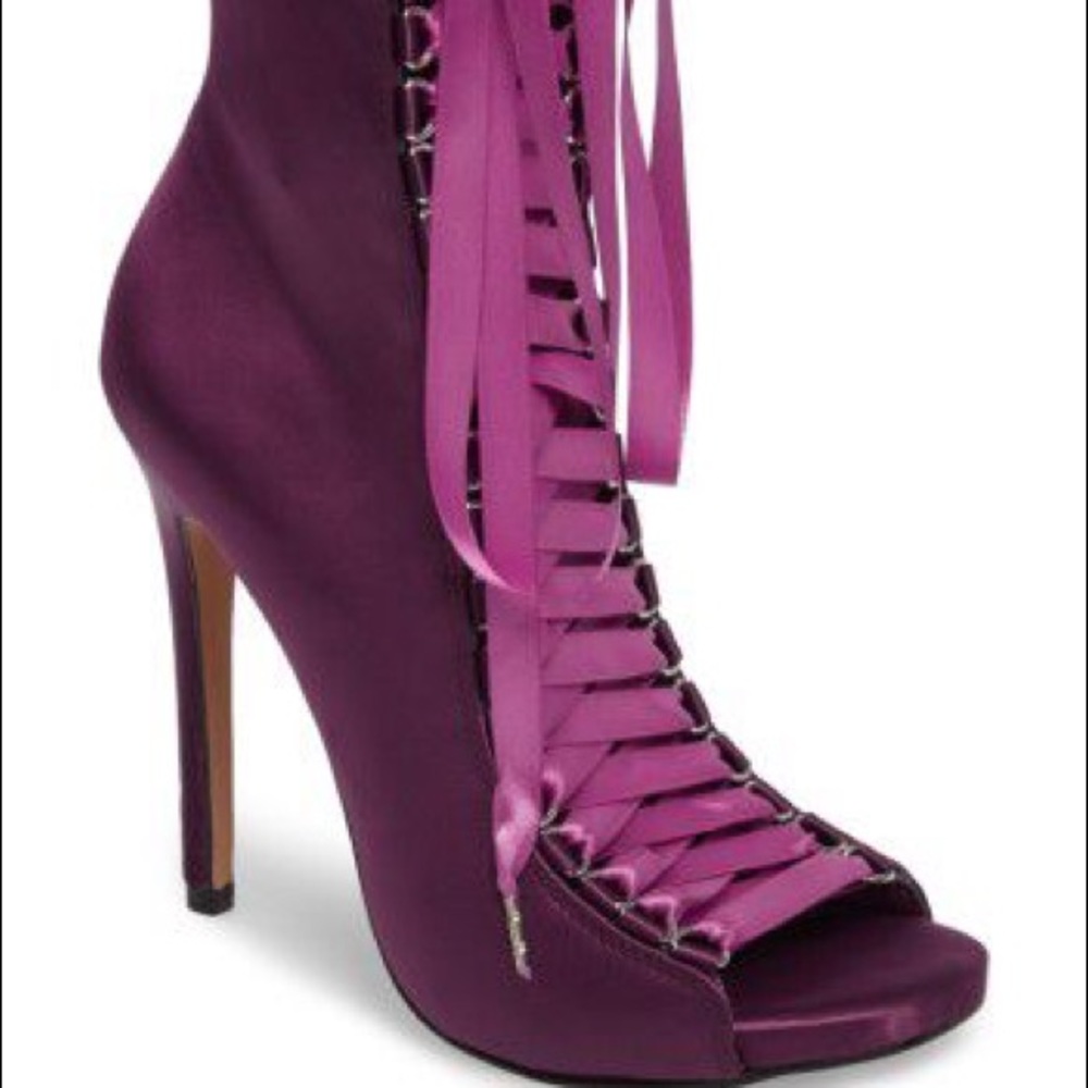 Sexy Steve Madden lace up boots